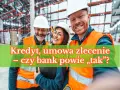 Trzech uśmiechniętych pracowników magazynu w kamizelkach odblaskowych i kaskach. Czy kredyt na umowę zlecenie to dobry pomysł?