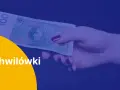 Dłoń trzyma banknot 100 zł. Chwilówki mogą być problemem, gdy vivus spłata 2 dni po terminie.