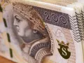 Stos banknotów 200 zł, idealnych na szybką gotówkę. Co można sprzedać w lombardzie? Pieniądze!