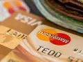 Zbliżenie na karty płatnicze Visa i Mastercard. Zastanawiasz się, jak spłacić debet? Oto rozwiązanie.