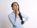 Kobieta zamyślona, zastanawia się nad swoim **saldem debetowym**.