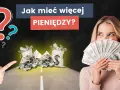 Kobieta z plikiem banknotów i workami pieniędzy zastanawia się, jak mieć więcej pieniędzy.