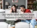 Para dyskutuje o finansach, zastanawiając się nad osobne pieniądze w małżeństwie.