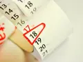 Z lokaty można wypłacić pieniądze. Kalendarz pokazuje daty, a czerwony spinacz zaznacza 18. dzień miesiąca.