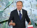 Donald Tusk na tle banknotów 100 zł. Obietnica 100 zł w 10 minut?
