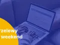 Kobieta robi przelewy w weekend przez laptopa.