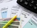 Formularze PIT, pieniądze i kalkulator. Zastanawiasz się, do kiedy trzeba zapłacić niedopłatę podatku? Sprawdź terminy rozliczeń.