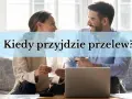 Para dyskutuje, kiedy pieniądze na koncie się pojawią, analizując rachunki i laptopa.