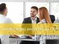 Trzy osoby przy biurku, jedna z nich mówi, że nie można wziąć pożyczki na PESEL.