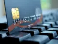 Zbliżenie na kartę płatniczą z numerem 5481 6510. Czy to bank 1750? Karta leży na klawiaturze.