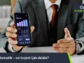Mężczyzna w garniturze pokazuje smartfon z wykresem wydatków. Aplikacja Kontomatik współpracuje z wieloma bankami, ułatwiając zarządzanie finansami.