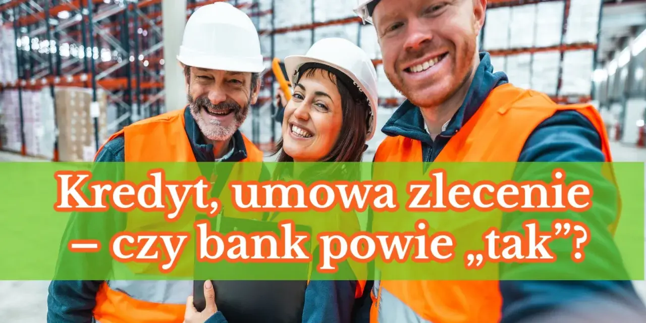 Trzech uśmiechniętych pracowników magazynu w kamizelkach odblaskowych i kaskach. Czy kredyt na umowę zlecenie to dobry pomysł?
