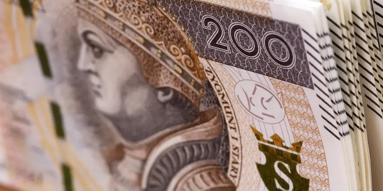 Stos banknotów 200 zł, idealnych na szybką gotówkę. Co można sprzedać w lombardzie? Pieniądze!