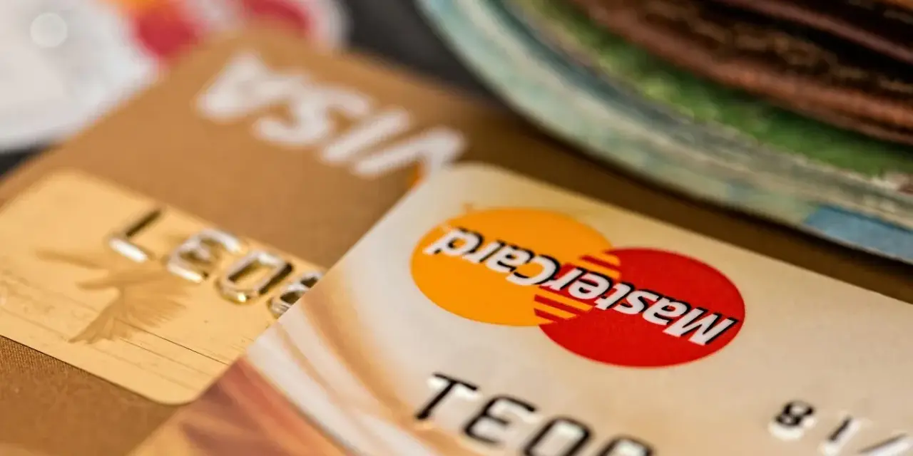 Zbliżenie na karty płatnicze Visa i Mastercard. Zastanawiasz się, jak spłacić debet? Oto rozwiązanie.