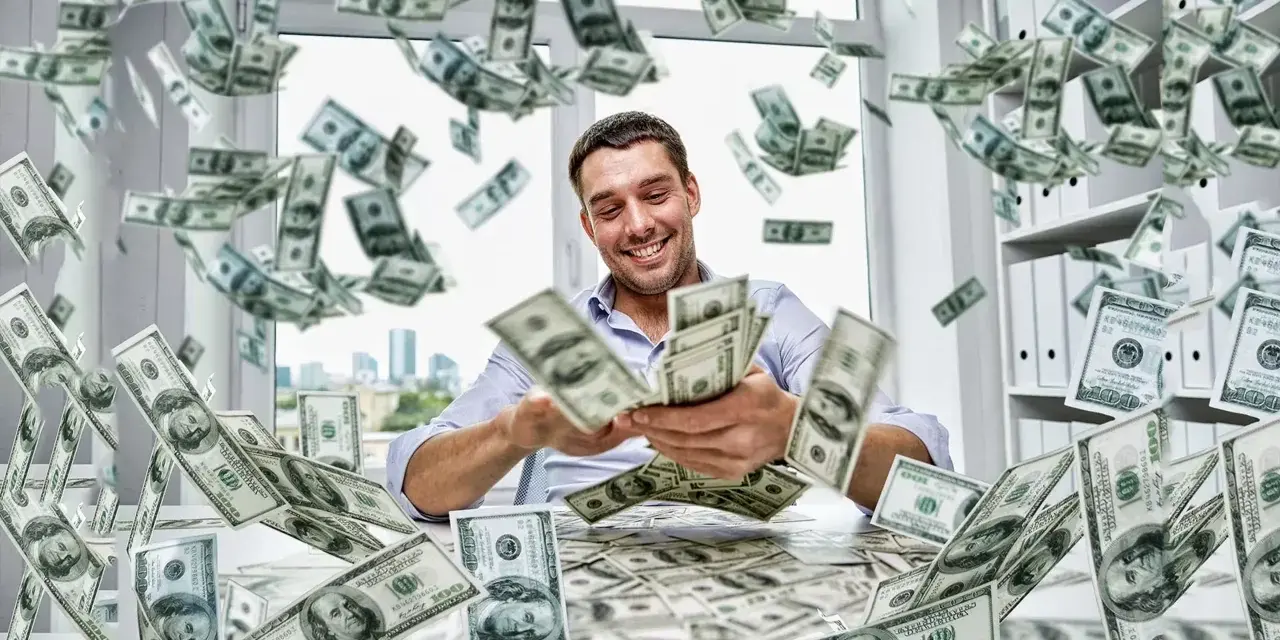Szczęśliwy mężczyzna rzuca banknotami 100 dolarów, marząc jak zarobić 5 tys w tydzień. Pieniądze lecą z nieba.
