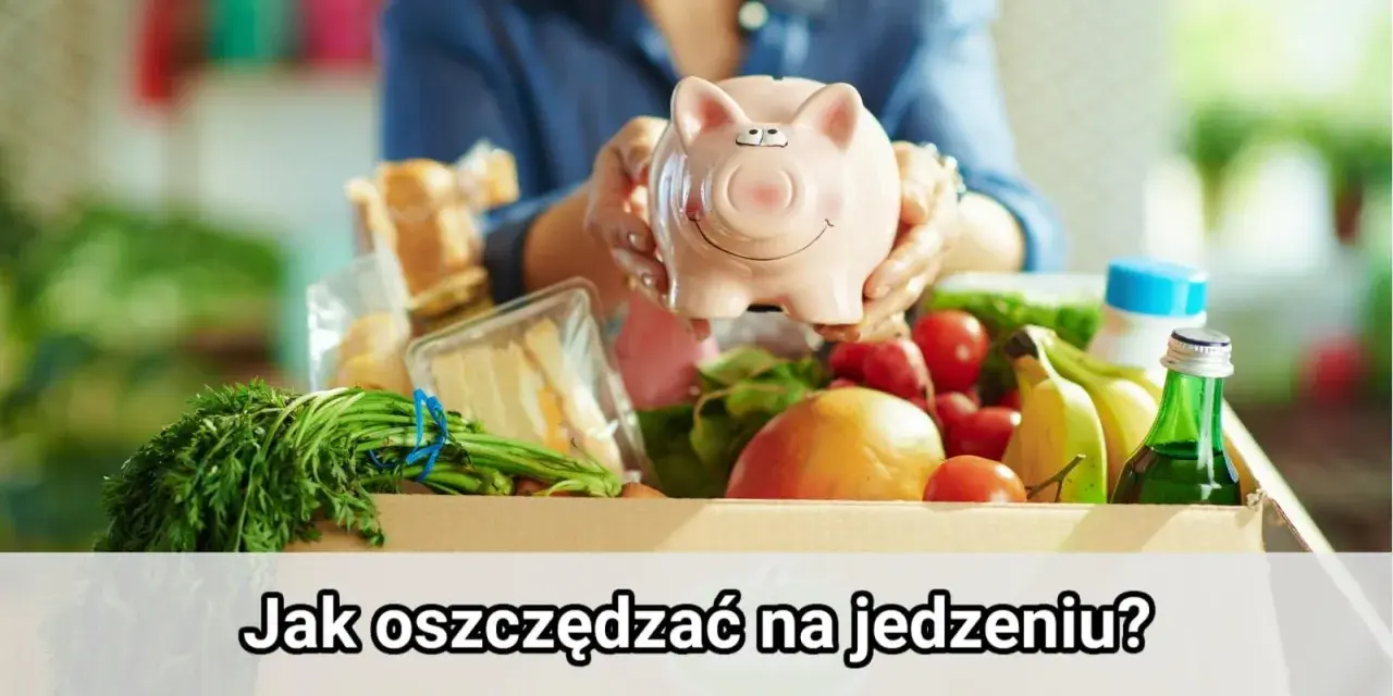 Różowa świnka-skarbonka w rękach kobiety nad pudełkiem pełnym świeżych warzyw i owoców. Podpis: Jak oszczędzać na jedzeniu?