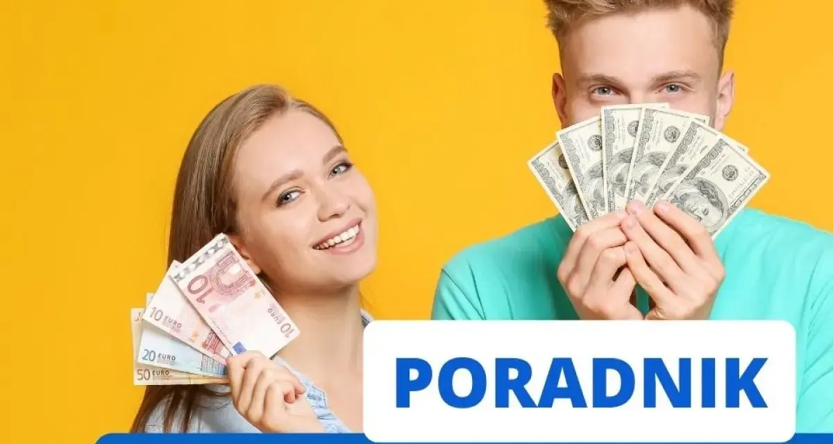 Uśmiechnięci młodzi ludzie z pieniędzmi w rękach. Dowiedz się, co to GPW i jak zacząć inwestować na giełdzie.