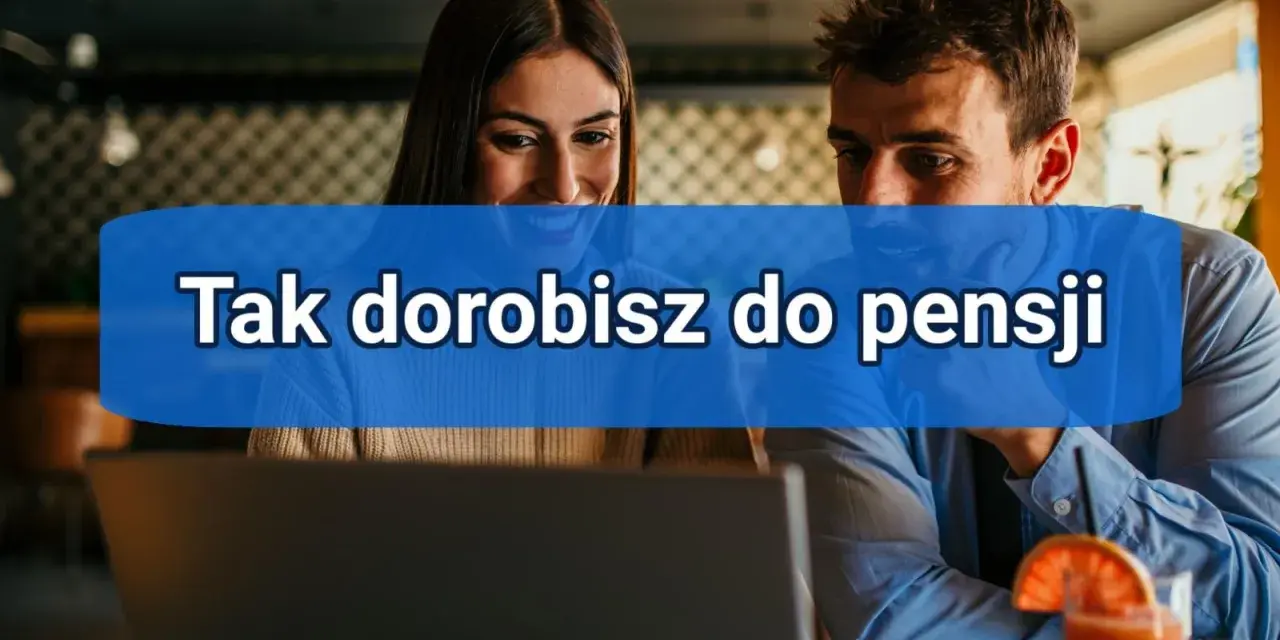Para, która wspólnie szuka sposobów, jak dorobić do pensji, analizuje coś na laptopie.