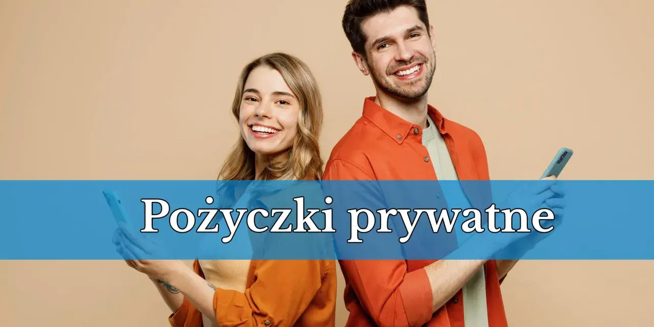 Uśmiechnięci młodzi ludzie z telefonami w dłoniach. Napis na niebieskim tle: "Pożyczki prywatne".