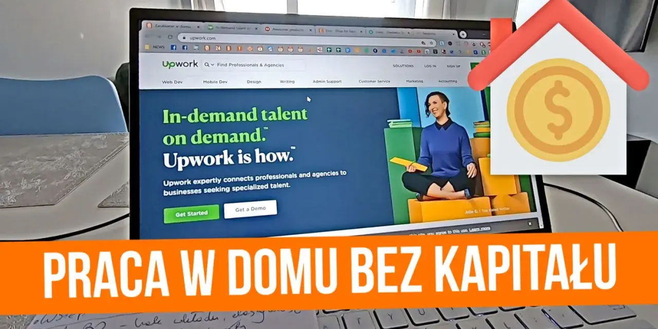 Jak dorobić w domu? Na ekranie laptopa strona Upwork, platforma do pracy zdalnej. Obok ikona domu z monetą - symbol zarobku bez kapitału.