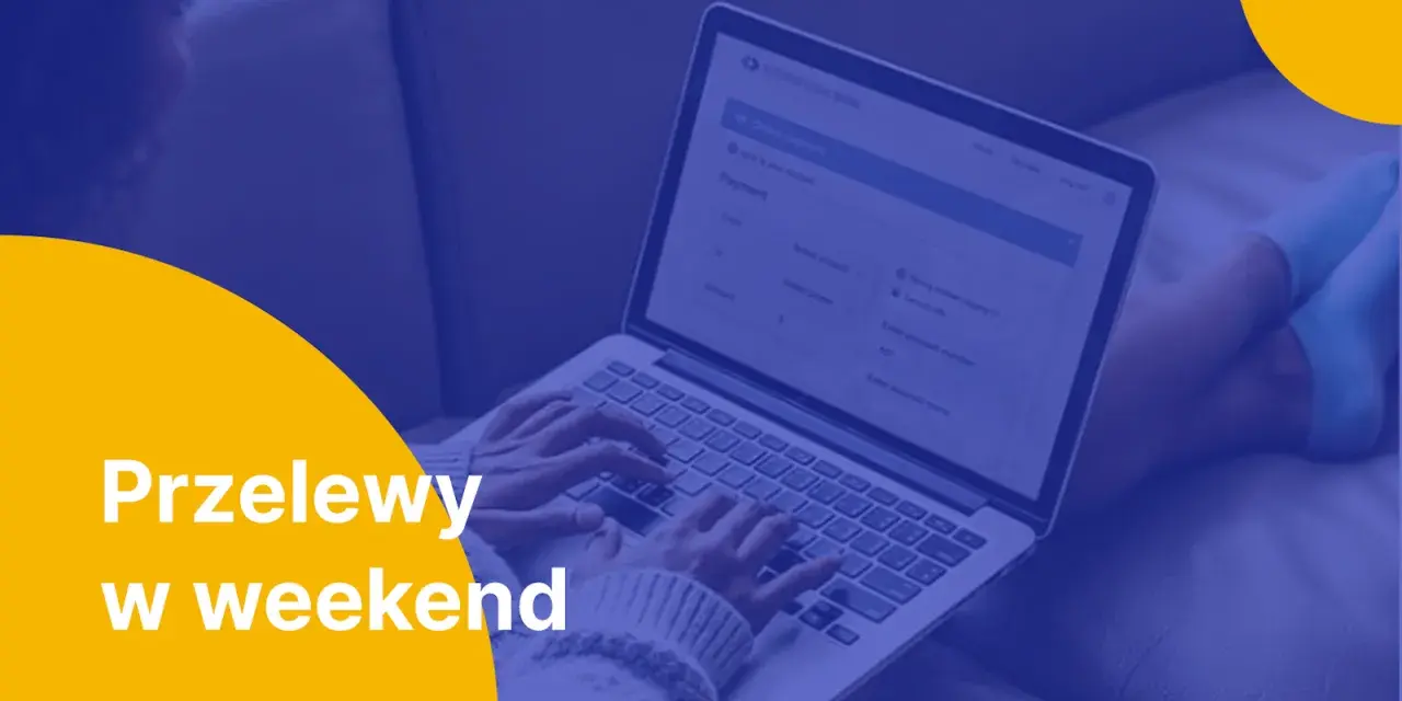 Kobieta robi przelewy w weekend przez laptopa.