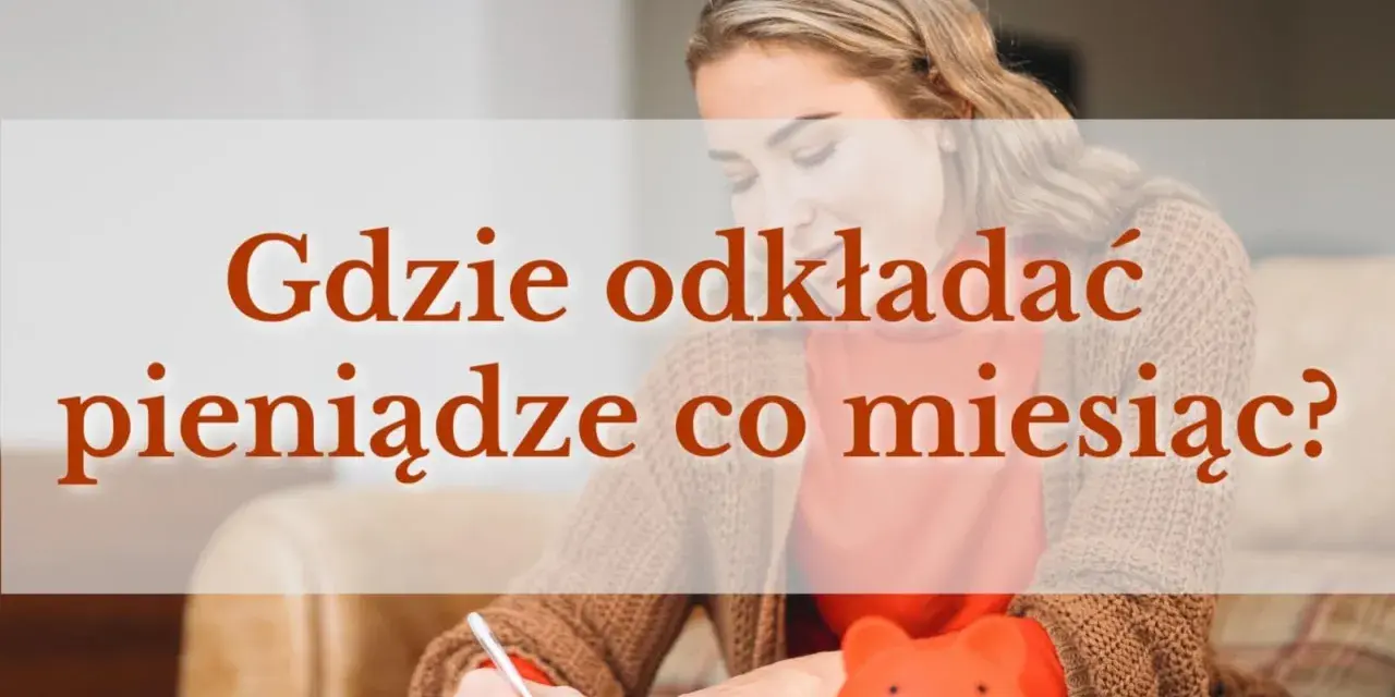 Kobieta planuje, gdzie trzymać pieniądze co miesiąc, obok niej skarbonka.