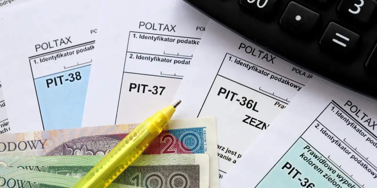Formularze PIT, pieniądze i kalkulator. Zastanawiasz się, do kiedy trzeba zapłacić niedopłatę podatku? Sprawdź terminy rozliczeń.