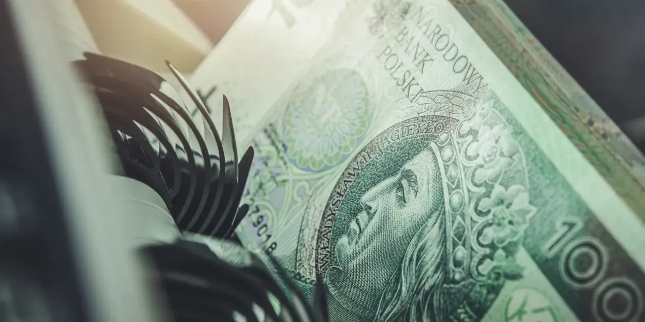 Stos banknotów 100 zł, część mechanizmu maszyny liczącej. Szybkie vivus przelewy w nocy.