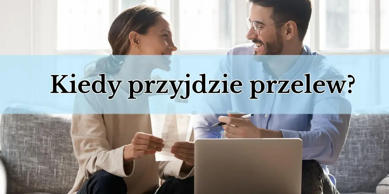 Para dyskutuje, kiedy pieniądze na koncie się pojawią, analizując rachunki i laptopa.