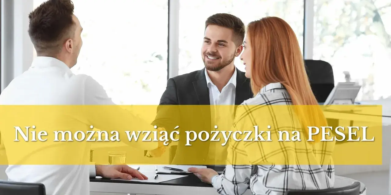 Trzy osoby przy biurku, jedna z nich mówi, że nie można wziąć pożyczki na PESEL.