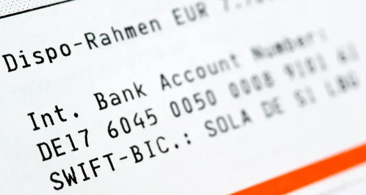 Fragment wyciągu bankowego z numerem konta i SWIFT-BIC. To może być pomocne przy ustalaniu, 1020 jaki to bank.