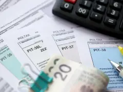 Formularze PIT-36, PIT-37, PIT-38, kalkulator i banknot 20 zł. Czas rozliczyć podatki i poznać pit kwota do zapłaty.