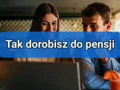 Para, która wspólnie szuka sposobów, jak dorobić do pensji, analizuje coś na laptopie.