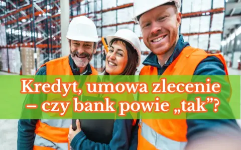 Trzech uśmiechniętych pracowników magazynu w kamizelkach odblaskowych i kaskach. Czy kredyt na umowę zlecenie to dobry pomysł?