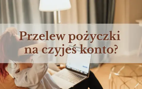 Kobieta z laptopem czeka na przelew pożyczki na czyjeś konto.