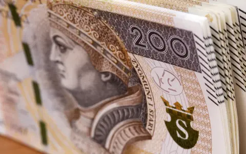 Stos banknotów 200 zł, idealnych na szybką gotówkę. Co można sprzedać w lombardzie? Pieniądze!