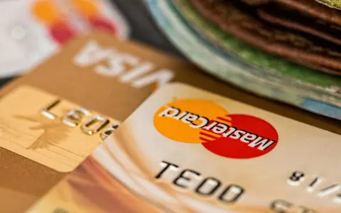 Zbliżenie na karty płatnicze Visa i Mastercard. Zastanawiasz się, jak spłacić debet? Oto rozwiązanie.