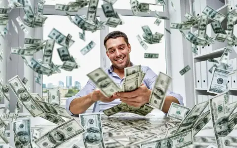 Szczęśliwy mężczyzna rzuca banknotami 100 dolarów, marząc jak zarobić 5 tys w tydzień. Pieniądze lecą z nieba.
