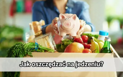 Różowa świnka-skarbonka w rękach kobiety nad pudełkiem pełnym świeżych warzyw i owoców. Podpis: Jak oszczędzać na jedzeniu?