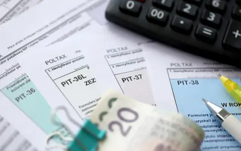 Formularze PIT-36, PIT-37, PIT-38, kalkulator i banknot 20 zł. Czas rozliczyć podatki i poznać pit kwota do zapłaty.