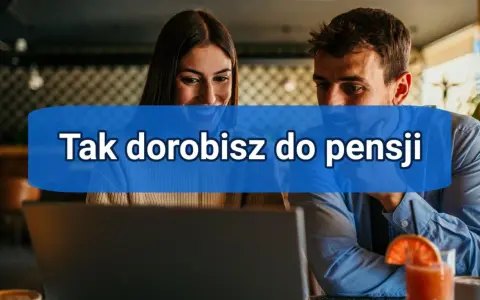Para, która wspólnie szuka sposobów, jak dorobić do pensji, analizuje coś na laptopie.