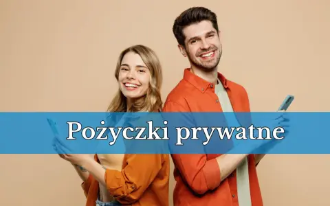 Uśmiechnięci młodzi ludzie z telefonami w dłoniach. Napis na niebieskim tle: "Pożyczki prywatne".