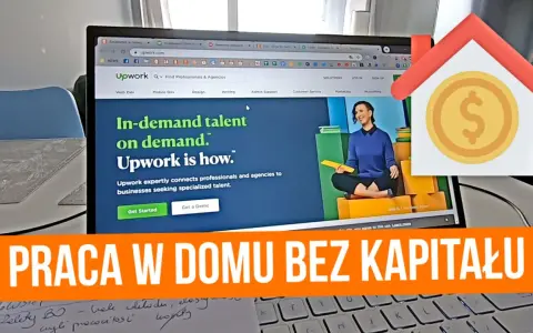 Jak dorobić w domu? Na ekranie laptopa strona Upwork, platforma do pracy zdalnej. Obok ikona domu z monetą - symbol zarobku bez kapitału.