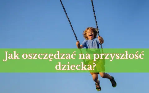 Radosny chłopiec na huśtawce. Jak oszczędzać na przyszłość dziecka?