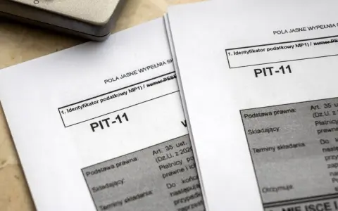 Formularze PIT-11 leżą obok kalkulatora. Zastanawiasz się, jak obliczyć ile dostanę zwrotu podatku? Te dokumenty pomogą Ci w rozliczeniu.