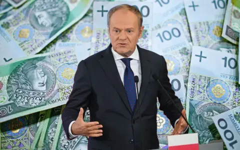 Donald Tusk na tle banknotów 100 zł. Obietnica 100 zł w 10 minut?