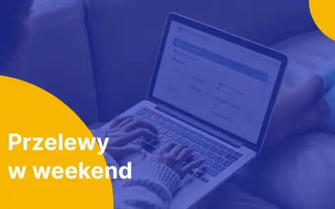 Kobieta robi przelewy w weekend przez laptopa.