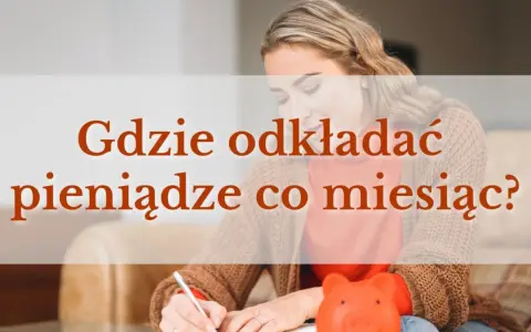 Kobieta planuje, gdzie trzymać pieniądze co miesiąc, obok niej skarbonka.