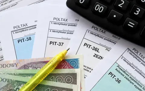 Formularze PIT, pieniądze i kalkulator. Zastanawiasz się, do kiedy trzeba zapłacić niedopłatę podatku? Sprawdź terminy rozliczeń.