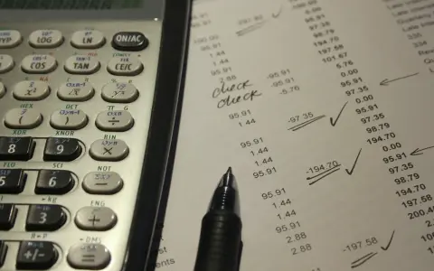 Kalkulator i dokument z danymi finansowymi. Czy można uzyskać wyciąg z zamkniętego konta? Sprawdzanie rachunków.